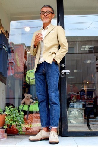 50 Jährige: Welche Derby Schuhe mit beige Sakkos zu tragen – 2 Smart-Casual Herren Outfits: Kombinieren Sie ein beige Sakko mit blauen Jeans für Drinks nach der Arbeit. Fühlen Sie sich mutig? Wählen Sie Derby Schuhe.