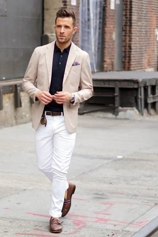 Weißes und rotes und dunkelblaues Einstecktuch kombinieren – 117 Smart-Casual Herren Outfits: Ein hellbeige Sakko und ein weißes und rotes und dunkelblaues Einstecktuch sind eine perfekte Wochenend-Kombination. Fühlen Sie sich mutig? Ergänzen Sie Ihr Outfit mit braunen Leder Slippern.
