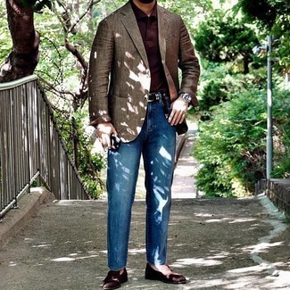 Dunkelbraunes Leinen Sakko kombinieren – 33 Herren Outfits: Erwägen Sie das Tragen von einem dunkelbraunen Leinen Sakko und blauen Jeans für Ihren Bürojob. Ergänzen Sie Ihr Outfit mit dunkelbraunen Wildleder Slippern, um Ihr Modebewusstsein zu zeigen.