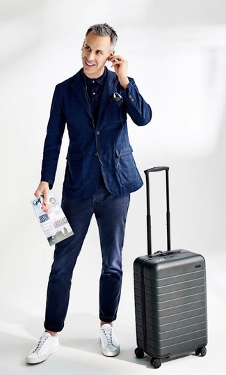 Dunkelgrauen Koffer kombinieren – 60 Herren Outfits: Vereinigen Sie ein dunkelblaues Sakko mit einem dunkelgrauen Koffer für einen entspannten Wochenend-Look. Fühlen Sie sich mutig? Entscheiden Sie sich für weißen Leder niedrige Sneakers.
