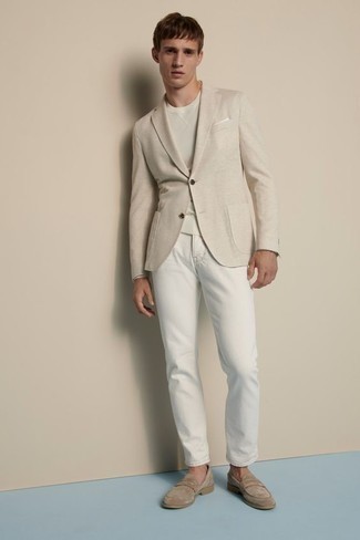 Weiße Jeans kombinieren – 1200+ Herren Outfits: Kombinieren Sie ein hellbeige Sakko mit weißen Jeans, um einen modischen Freizeitlook zu kreieren. Fühlen Sie sich ideenreich? Ergänzen Sie Ihr Outfit mit beige Wildleder Slippern.
