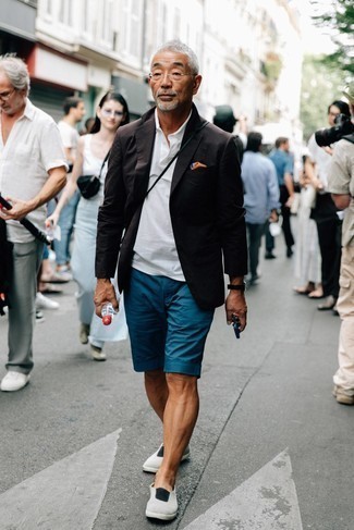 Blaue Shorts kombinieren – 804+ Herren Outfits: Vereinigen Sie ein dunkelbraunes Sakko mit blauen Shorts, um einen eleganten, aber nicht zu festlichen Look zu kreieren. Fühlen Sie sich ideenreich? Wählen Sie grauen Slip-On Sneakers aus Wildleder.