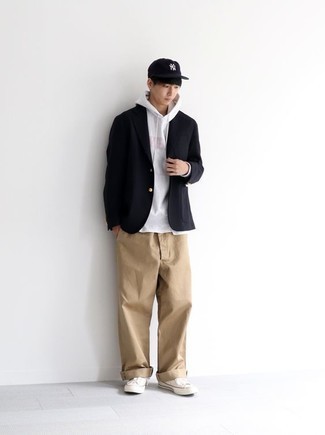 Schwarzes Sakko kombinieren – 500+ Herren Outfits: Entscheiden Sie sich für ein schwarzes Sakko und eine beige Chinohose, wenn Sie einen gepflegten und stylischen Look wollen. Fühlen Sie sich ideenreich? Vervollständigen Sie Ihr Outfit mit weißen Segeltuch niedrigen Sneakers.