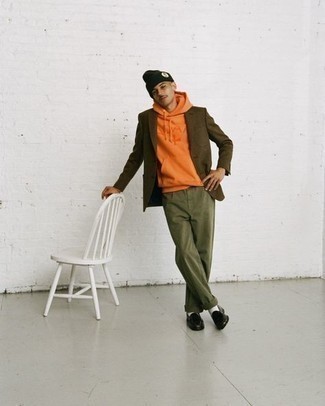 20 Jährige: Orange Pullover mit einem Kapuze kombinieren – 2 Smart-Casual Frühling Herren Outfits: Kombinieren Sie einen orange Pullover mit einem Kapuze mit einer olivgrünen Chinohose für ein großartiges Wochenend-Outfit. Setzen Sie bei den Schuhen auf die klassische Variante mit schwarzen Leder Slippern. Was für eine tolle Übergangs-Look Idee!