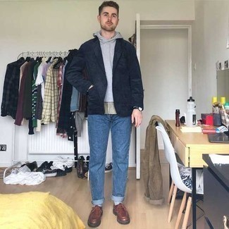 30 Jährige: Outfits Herren 2022: Kombinieren Sie ein dunkelblaues Cordsakko mit blauen Jeans für Drinks nach der Arbeit. Braune Chukka-Stiefel aus Leder sind eine gute Wahl, um dieses Outfit zu vervollständigen.