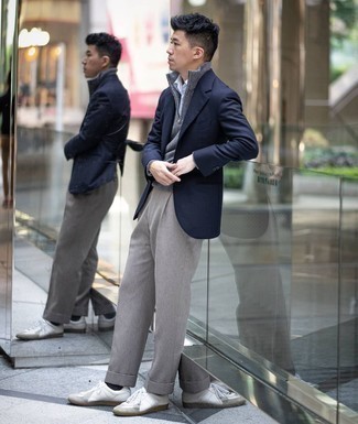 Dunkelblaues Sakko kombinieren – 500+ Herren Outfits: Paaren Sie ein dunkelblaues Sakko mit einer grauen Anzughose, um vor Klasse und Perfektion zu strotzen. Bringen Sie die Dinge durcheinander, indem Sie weißen Leder niedrige Sneakers mit diesem Outfit tragen.