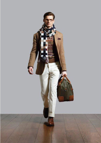 Weißen Schal kombinieren – 133 Herren Outfits: Paaren Sie ein beige Sakko mit einem weißen Schal für einen entspannten Wochenend-Look. Wählen Sie braunen Leder Derby Schuhe, um Ihr Modebewusstsein zu zeigen.