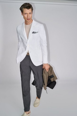 Dunkelgraues Einstecktuch kombinieren – 167 Smart-Casual Herren Outfits: Entscheiden Sie sich für ein weißes Sakko und ein dunkelgraues Einstecktuch für einen entspannten Wochenend-Look. Fühlen Sie sich ideenreich? Ergänzen Sie Ihr Outfit mit hellbeige Segeltuch Espadrilles.