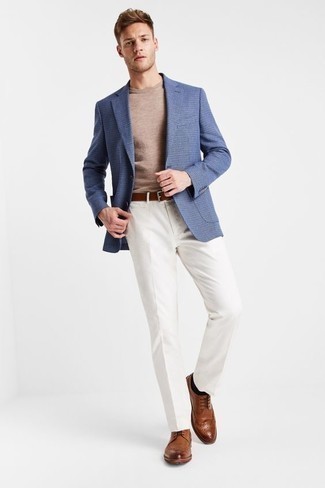 Braune Leder Brogues kombinieren – 319 Elegante Herren Outfits: Kombinieren Sie ein blaues Sakko mit einer weißen Anzughose, um vor Klasse und Perfektion zu strotzen. Fühlen Sie sich mutig? Komplettieren Sie Ihr Outfit mit braunen Leder Brogues.