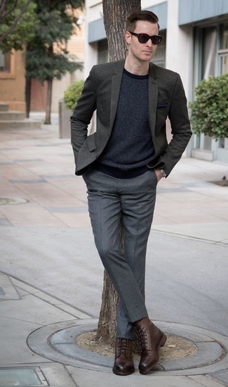 Wie dunkeltürkises Sakko mit dunkelgrauer Anzughose zu kombinieren – 119 Herren Outfits: Entscheiden Sie sich für einen klassischen Stil in einem dunkeltürkisen Sakko und einer dunkelgrauen Anzughose. Fühlen Sie sich ideenreich? Komplettieren Sie Ihr Outfit mit einer braunen Lederfreizeitstiefeln.