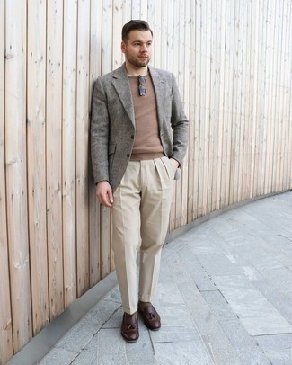 Braunen Pullover mit einem Rundhalsausschnitt kombinieren – 26 Elegante Herren Outfits: Kombinieren Sie einen braunen Pullover mit einem Rundhalsausschnitt mit einer hellbeige Anzughose für eine klassischen und verfeinerte Silhouette. Dunkelbraune Leder Slipper mit Quasten sind eine perfekte Wahl, um dieses Outfit zu vervollständigen.