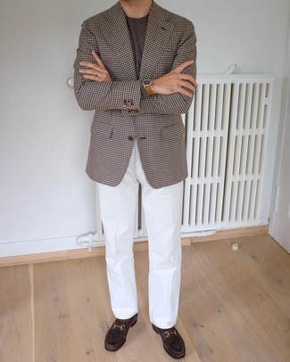 Welche Slipper mit dunkelbraunen Pullovers mit einem Rundhalsausschnitt zu tragen – 49 Herren Outfits: Vereinigen Sie einen dunkelbraunen Pullover mit einem Rundhalsausschnitt mit einer weißen Anzughose für eine klassischen und verfeinerte Silhouette. Slipper sind eine ideale Wahl, um dieses Outfit zu vervollständigen.