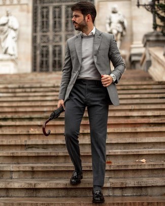 Dunkelgraue Anzughose kombinieren – 1200+ Herren Outfits: Paaren Sie ein graues Sakko mit Schottenmuster mit einer dunkelgrauen Anzughose für eine klassischen und verfeinerte Silhouette. Schwarze Leder Slipper mit Quasten fügen sich nahtlos in einer Vielzahl von Outfits ein.