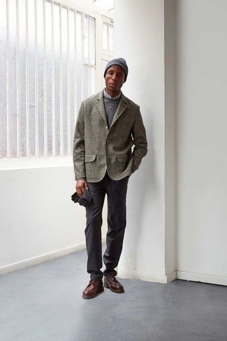 Grauen Pullover mit einem Rundhalsausschnitt kombinieren – 500+ Herren Outfits: Die Kombination von einem grauen Pullover mit einem Rundhalsausschnitt und einer dunkelgrauen Chinohose erlaubt es Ihnen, Ihren Freizeitstil klar und einfach zu halten. Setzen Sie bei den Schuhen auf die klassische Variante mit dunkelbraunen Leder Derby Schuhen.