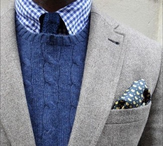 Dunkelblaues gepunktetes Einstecktuch kombinieren – 251 Herren Outfits: Für ein bequemes Couch-Outfit, kombinieren Sie ein graues Wollsakko mit einem dunkelblauen gepunkteten Einstecktuch.