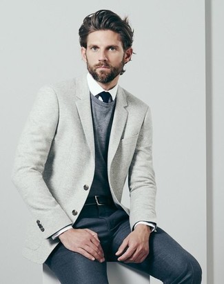 30 Jährige: Welche Pullover mit einem Rundhalsausschnitt mit grauen Sakkos zu tragen – 127 Herren Outfits: Paaren Sie ein graues Sakko mit einem Pullover mit einem Rundhalsausschnitt für Drinks nach der Arbeit.