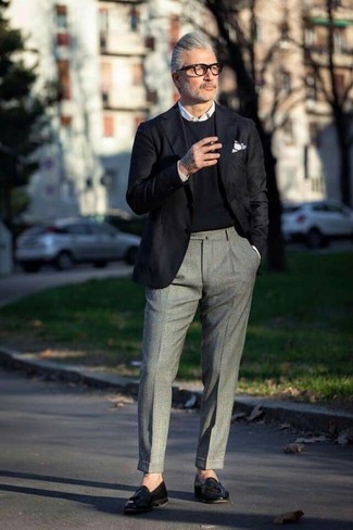 50 Jährige: Welche Anzughosen mit schwarzen Pullovers mit einem Rundhalsausschnitt zu tragen – 4 Herren Outfits warm Wetter: Kombinieren Sie einen schwarzen Pullover mit einem Rundhalsausschnitt mit einer Anzughose für eine klassischen und verfeinerte Silhouette. Schwarze Leder Slipper mit Quasten sind eine perfekte Wahl, um dieses Outfit zu vervollständigen.