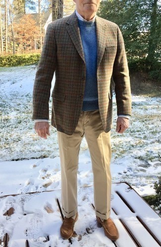 60 Jährige: Wie beige Anzughose mit braunen Sakkos zu kombinieren – 2 Herren Outfits: Kombinieren Sie ein braunes Sakko mit einer beige Anzughose für eine klassischen und verfeinerte Silhouette. Braune Wildleder Slipper sind eine perfekte Wahl, um dieses Outfit zu vervollständigen.