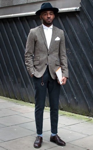 Wie weißes Businesshemd mit grauen Wollsakkos zu kombinieren – 113 Herbst Herren Outfits: Entscheiden Sie sich für ein graues Wollsakko und ein weißes Businesshemd für einen stilvollen, eleganten Look. Putzen Sie Ihr Outfit mit dunkelroten Leder Oxford Schuhen. Schon ergibt sich ein schöner Übergangs-Look.
