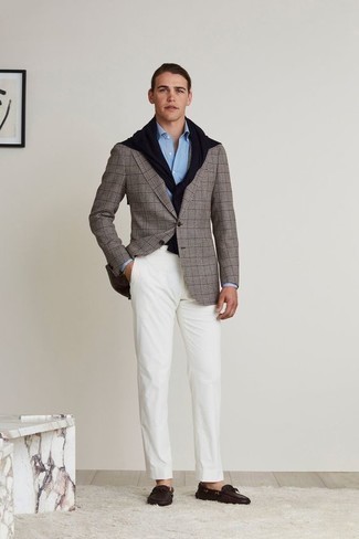Welche Pullover mit einem Rundhalsausschnitt mit grauen Sakkos zu tragen – 150 Herbst Herren Outfits: Kombinieren Sie ein graues Sakko mit einem Pullover mit einem Rundhalsausschnitt, um einen modischen Freizeitlook zu kreieren. Suchen Sie nach leichtem Schuhwerk? Ergänzen Sie Ihr Outfit mit dunkelbraunen Leder Mokassins für den Tag. So einfach kann ein stylischer Übergangs-Look sein.