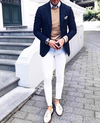 40 Jährige: Wie Jeans mit Pullovers mit einem Rundhalsausschnitt zu kombinieren – 79 Herren Outfits: Kombinieren Sie einen Pullover mit einem Rundhalsausschnitt mit Jeans, um einen lockeren, aber dennoch stylischen Look zu erhalten. Fühlen Sie sich mutig? Ergänzen Sie Ihr Outfit mit weißen Segeltuch Slippern mit Quasten.