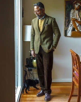 Dunkelgrünes bedrucktes Einstecktuch kombinieren – 129 Herren Outfits: Für ein bequemes Couch-Outfit, paaren Sie ein olivgrünes Wollsakko mit einem dunkelgrünen bedruckten Einstecktuch. Fühlen Sie sich ideenreich? Wählen Sie eine dunkellila Lederfreizeitstiefel.