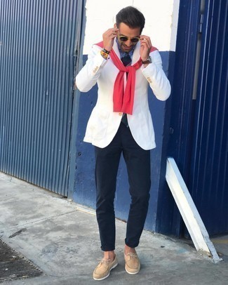 Weißes Sakko kombinieren – 511+ Herren Outfits: Tragen Sie ein weißes Sakko und eine dunkelblaue Chinohose für Ihren Bürojob. Suchen Sie nach leichtem Schuhwerk? Wählen Sie hellbeige Wildleder Bootsschuhe für den Tag.