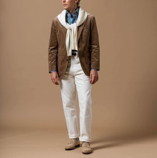 Welche Slipper mit weißer Jeans zu tragen – 341 Herren Outfits: Kombinieren Sie ein braunes Cordsakko mit weißen Jeans, um einen modischen Freizeitlook zu kreieren. Fühlen Sie sich mutig? Komplettieren Sie Ihr Outfit mit Slippern.