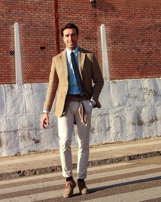 Dunkelblaue Krawatte kombinieren – 500+ Herren Outfits: Kombinieren Sie ein beige Wollsakko mit einer dunkelblauen Krawatte für einen stilvollen, eleganten Look. Suchen Sie nach leichtem Schuhwerk? Wählen Sie beige Chukka-Stiefel aus Wildleder für den Tag.