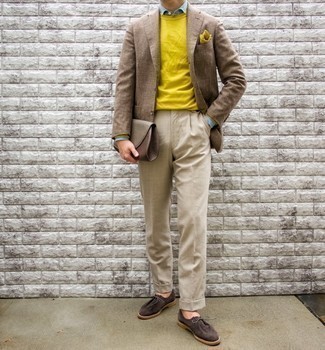 Braune Chukka-Stiefel aus Wildleder kombinieren – 500+ Smart-Casual Herren Outfits: Kombinieren Sie ein beige Sakko mit Schottenmuster mit einer hellbeige Anzughose für einen stilvollen, eleganten Look. Suchen Sie nach leichtem Schuhwerk? Vervollständigen Sie Ihr Outfit mit braunen Chukka-Stiefeln aus Wildleder für den Tag.