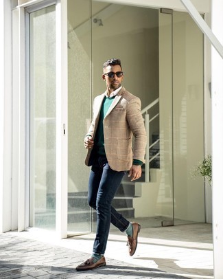 Olivgrüne Socken kombinieren – 223 Smart-Casual Herren Outfits: Erwägen Sie das Tragen von einem beige Wollsakko mit Hahnentritt-Muster und olivgrünen Socken für einen entspannten Wochenend-Look. Ergänzen Sie Ihr Outfit mit dunkelbraunen Leder Slippern mit Quasten, um Ihr Modebewusstsein zu zeigen.