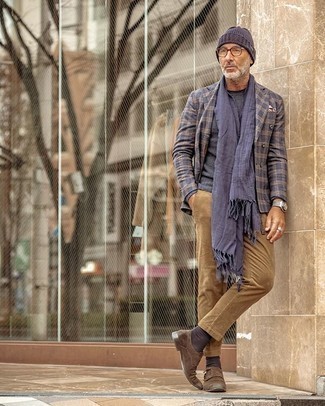 Dunkelblauen Schal kombinieren – 500+ Herren Outfits: Ein dunkelblaues Sakko mit Schottenmuster und ein dunkelblauer Schal sind eine gute Outfit-Formel für Ihre Sammlung. Fühlen Sie sich ideenreich? Komplettieren Sie Ihr Outfit mit braunen Doppelmonks aus Wildleder.
