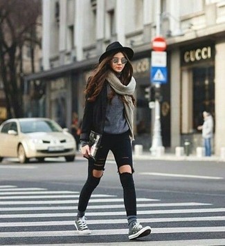 schwarzes Sakko, grauer Pullover mit einem Rundhalsausschnitt, schwarze enge Jeans mit Destroyed-Effekten, graue niedrige Sneakers für Damen