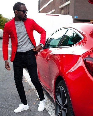 Rotes Sakko kombinieren – 345 Herren Outfits: Die Paarung aus einem roten Sakko und schwarzen engen Jeans ist eine komfortable Wahl, um Besorgungen in der Stadt zu erledigen. Dieses Outfit passt hervorragend zusammen mit weißen Leder niedrigen Sneakers.