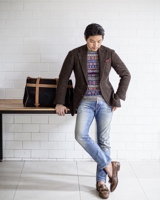 Wie grauen Pullover mit einem Rundhalsausschnitt mit Norwegermuster mit hellblauer Jeans zu kombinieren – 2 Casual Herren Outfits: Für ein bequemes Couch-Outfit, entscheiden Sie sich für einen grauen Pullover mit einem Rundhalsausschnitt mit Norwegermuster und hellblauen Jeans. Fügen Sie braunen Leder Slipper mit Fransen für ein unmittelbares Style-Upgrade zu Ihrem Look hinzu.