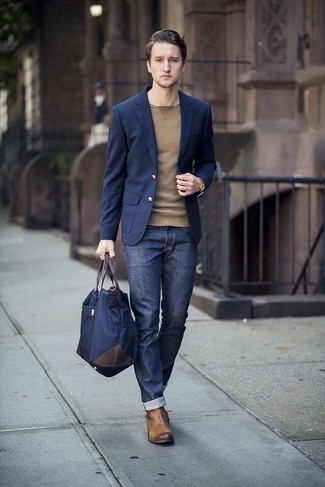 dunkelblaues Sakko, beige Pullover mit einem Rundhalsausschnitt, dunkelblaue Jeans, braune Chelsea-Stiefel aus Leder für Herren