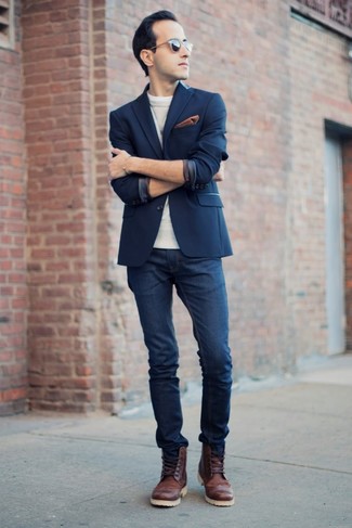 Dunkelblaues Sakko kombinieren – 500+ Herbst Herren Outfits: Vereinigen Sie ein dunkelblaues Sakko mit dunkelblauen Jeans für Ihren Bürojob. Wählen Sie braunen Leder Brogues, um Ihr Modebewusstsein zu zeigen. Ein stylischer Herbst-Look.