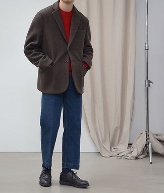 dunkelbraunes Wollsakko, roter Pullover mit einem Rundhalsausschnitt, blaue Jeans, schwarze Leder Derby Schuhe für Herren