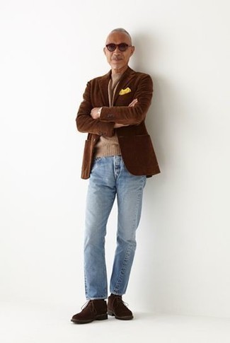 braunes Cordsakko, beige Pullover mit einem Rundhalsausschnitt, hellblaue Jeans, dunkelbraune Chukka-Stiefel aus Wildleder für Herren