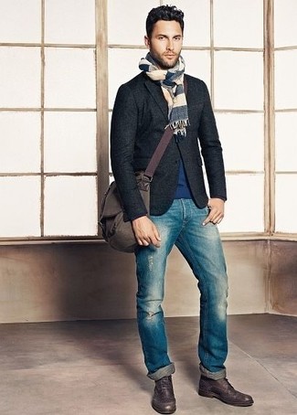 Wie graues Sakko mit blauer Jeans zu kombinieren – 390 Herren Outfits: Kombinieren Sie ein graues Sakko mit blauen Jeans für ein bequemes Outfit, das außerdem gut zusammen passt. Putzen Sie Ihr Outfit mit dunkelbraunen Brogue Stiefeln aus Leder.