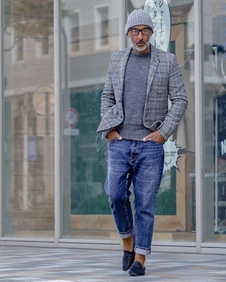Wie Sakko mit Pullovers mit einem Rundhalsausschnitt zu kombinieren – 500+ Herren Outfits: Die modische Kombination aus einem Sakko und einem Pullover mit einem Rundhalsausschnitt ist perfekt für einen Tag im Büro. Fühlen Sie sich mutig? Komplettieren Sie Ihr Outfit mit dunkelblauen Samt Slippern.