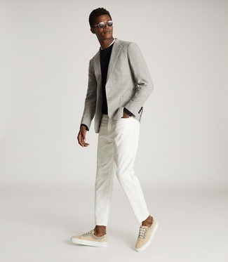 graues Wollsakko mit Hahnentritt-Muster, dunkelblauer Pullover mit einem Rundhalsausschnitt, weiße Jeans, hellbeige Segeltuch niedrige Sneakers für Herren