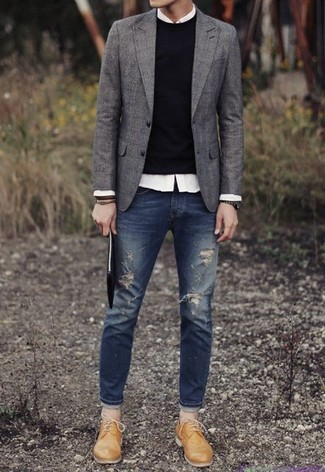 graues Wollsakko, schwarzer Pullover mit einem Rundhalsausschnitt, weißes Langarmhemd, dunkelblaue enge Jeans mit Destroyed-Effekten für Herren