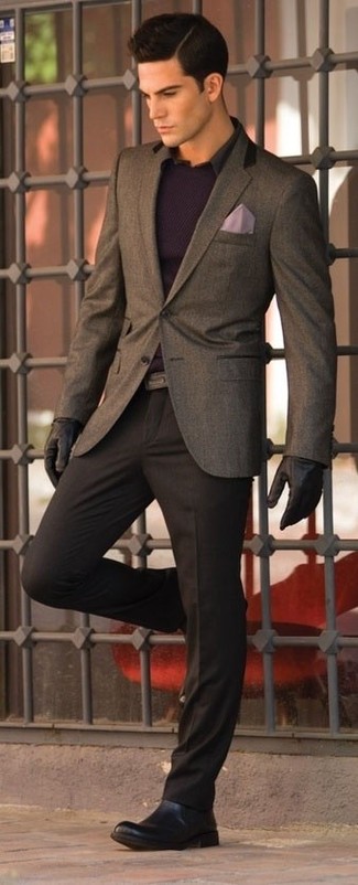 Hellvioletten Pullover mit einem Rundhalsausschnitt kombinieren – 61 Herren Outfits: Kombinieren Sie einen hellvioletten Pullover mit einem Rundhalsausschnitt mit einer dunkelbraunen Anzughose für einen stilvollen, eleganten Look. Schwarze Chelsea Boots aus Leder sind eine kluge Wahl, um dieses Outfit zu vervollständigen.