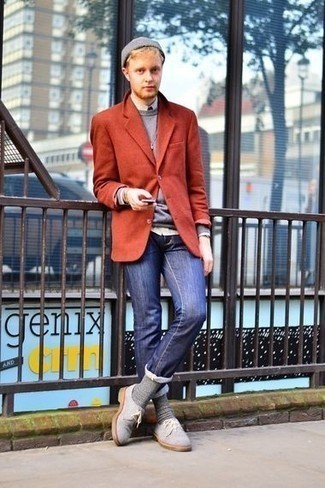 Rotes Sakko kombinieren – 345 Herren Outfits: Tragen Sie ein rotes Sakko und dunkelblauen Jeans für Ihren Bürojob. Setzen Sie bei den Schuhen auf die klassische Variante mit grauen Wildleder Derby Schuhen.