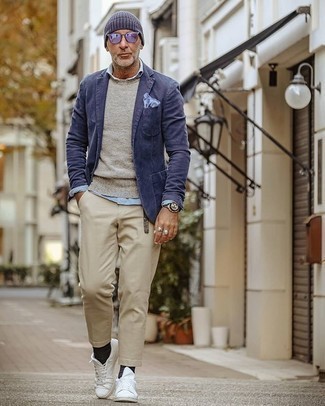 Violette Sonnenbrille kombinieren – 17 Smart-Casual Herbst Herren Outfits: Entscheiden Sie sich für Komfort in einem dunkelblauen Sakko und einer violetten Sonnenbrille. Fühlen Sie sich ideenreich? Ergänzen Sie Ihr Outfit mit weißen Segeltuch niedrigen Sneakers. Schon ergibt sich ein toller Herbst-Look.