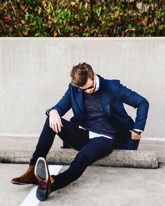 Dunkelblaue enge Jeans kombinieren – 391 Smart-Casual Herren Outfits: Kombinieren Sie ein dunkelblaues vertikal gestreiftes Sakko mit dunkelblauen engen Jeans für ein bequemes Outfit, das außerdem gut zusammen passt. Heben Sie dieses Ensemble mit braunen Chelsea Boots aus Wildleder hervor.