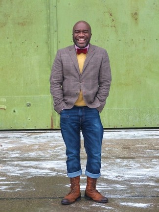 Gelben Pullover mit einem Rundhalsausschnitt kombinieren – 215 Herren Outfits: Kombinieren Sie einen gelben Pullover mit einem Rundhalsausschnitt mit blauen Jeans für einen bequemen Alltags-Look. Wählen Sie eine braune Lederfreizeitstiefel, um Ihr Modebewusstsein zu zeigen.