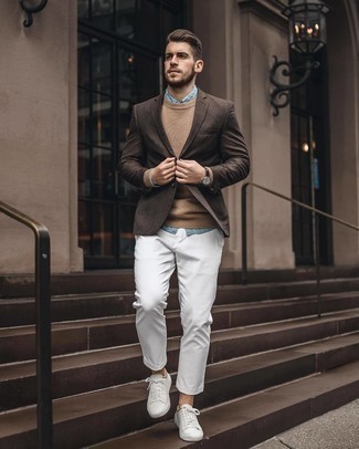 Welche Pullover mit einem Rundhalsausschnitt mit dunkelbraunen Sakkos zu tragen – 68 Smart-Casual Herren Outfits: Kombinieren Sie ein dunkelbraunes Sakko mit einem Pullover mit einem Rundhalsausschnitt, um einen eleganten, aber nicht zu festlichen Look zu kreieren. Fühlen Sie sich ideenreich? Vervollständigen Sie Ihr Outfit mit weißen Segeltuch niedrigen Sneakers.