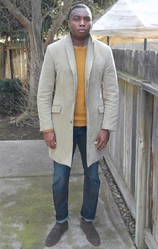 weißes Cordsakko, gelber Pullover mit einem Rundhalsausschnitt, hellblaues Langarmhemd, dunkelblaue Jeans für Herren